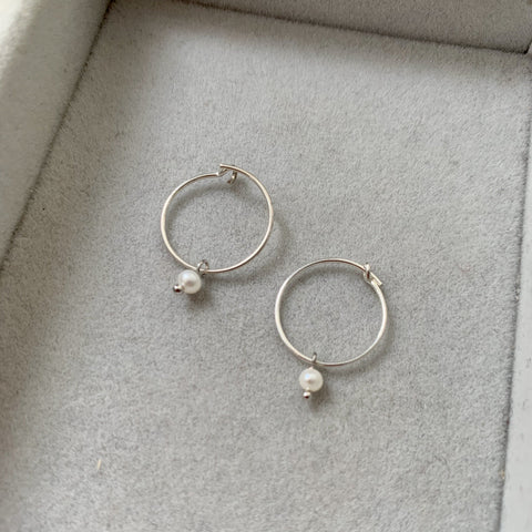 Decadorn Earrings Hoop - Tiny Sea Pearl - Silver